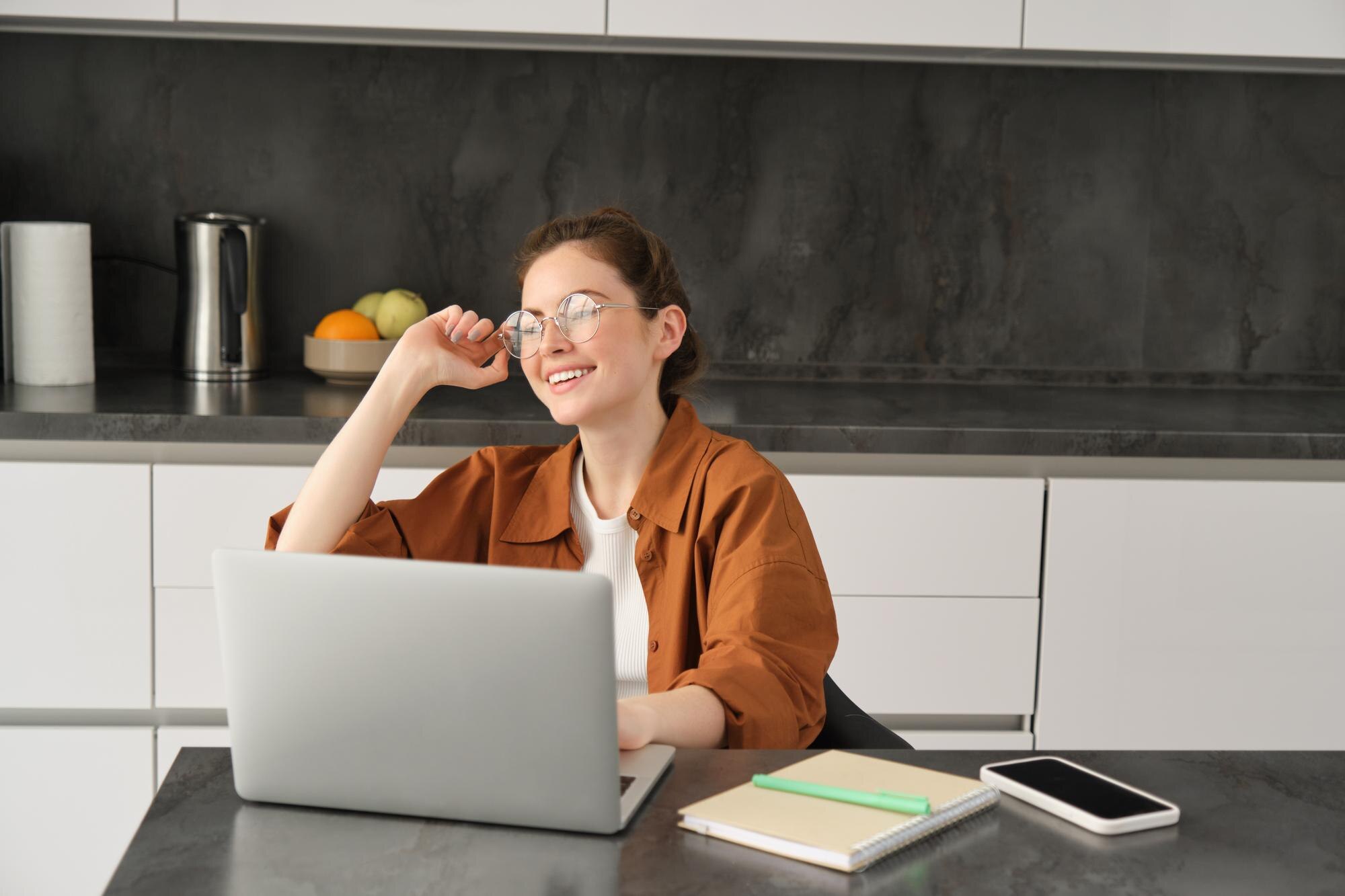 Persona tomando una pausa consciente del trabajo en computadora