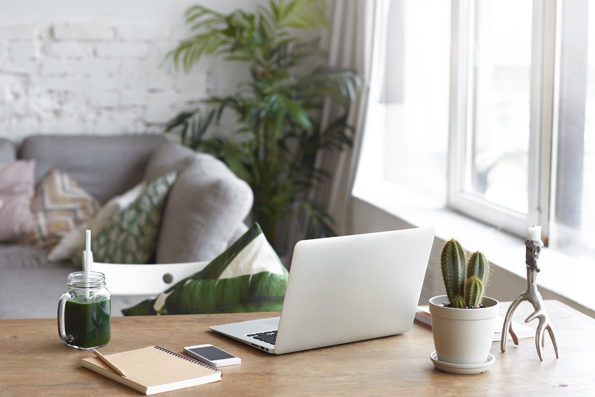 Espacio de trabajo con iluminación natural y diseño consciente